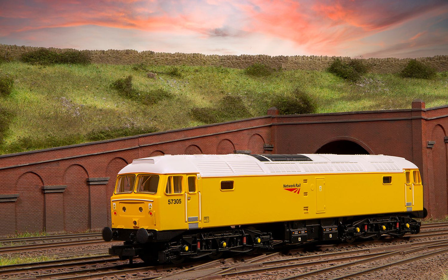 Hornby R30043 RailRoad Network Rail, Class 57, Co-Co, 57305 Diesel Locomotive - Era 11