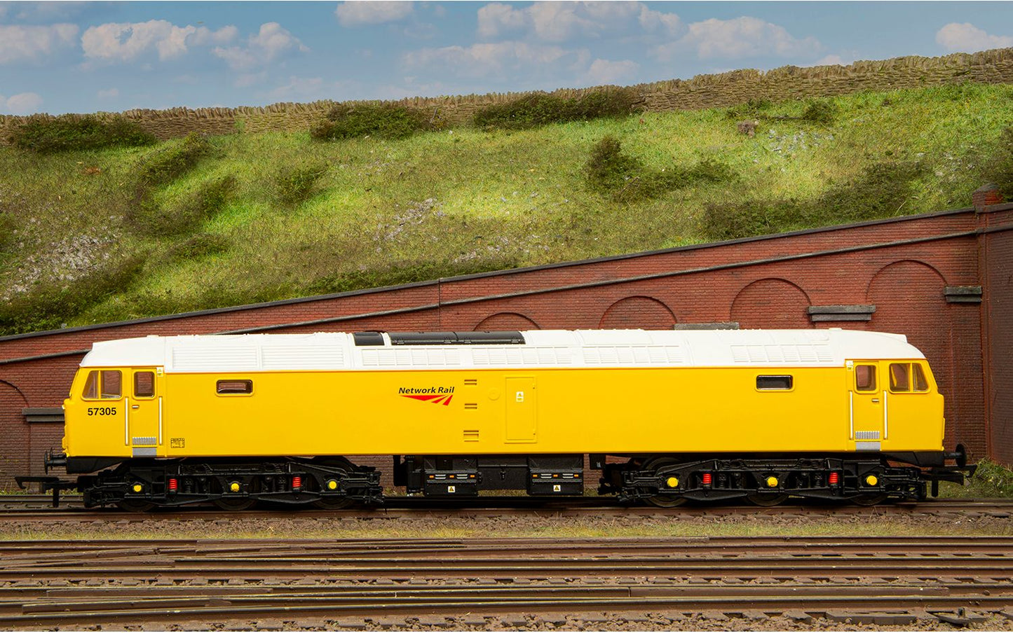 Hornby R30043 RailRoad Network Rail, Class 57, Co-Co, 57305 Diesel Locomotive - Era 11