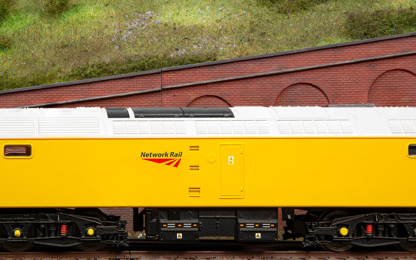 Hornby R30043 RailRoad Network Rail, Class 57, Co-Co, 57305 Diesel Locomotive - Era 11