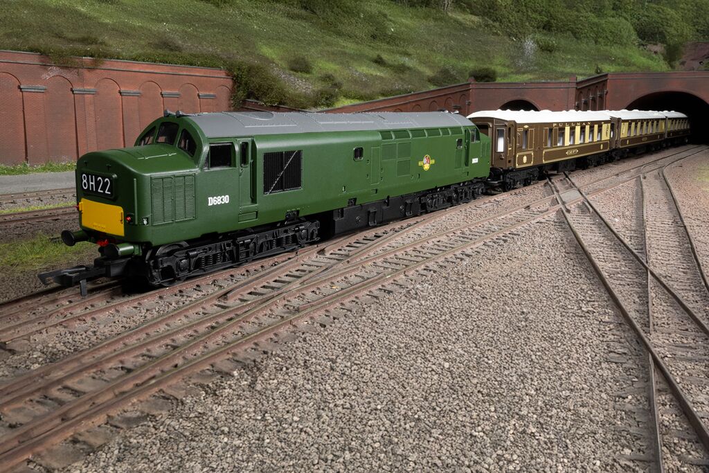 Hornby R1290M Tri-ang Railways Remembered: RS9 'Intercity Express' Train Set