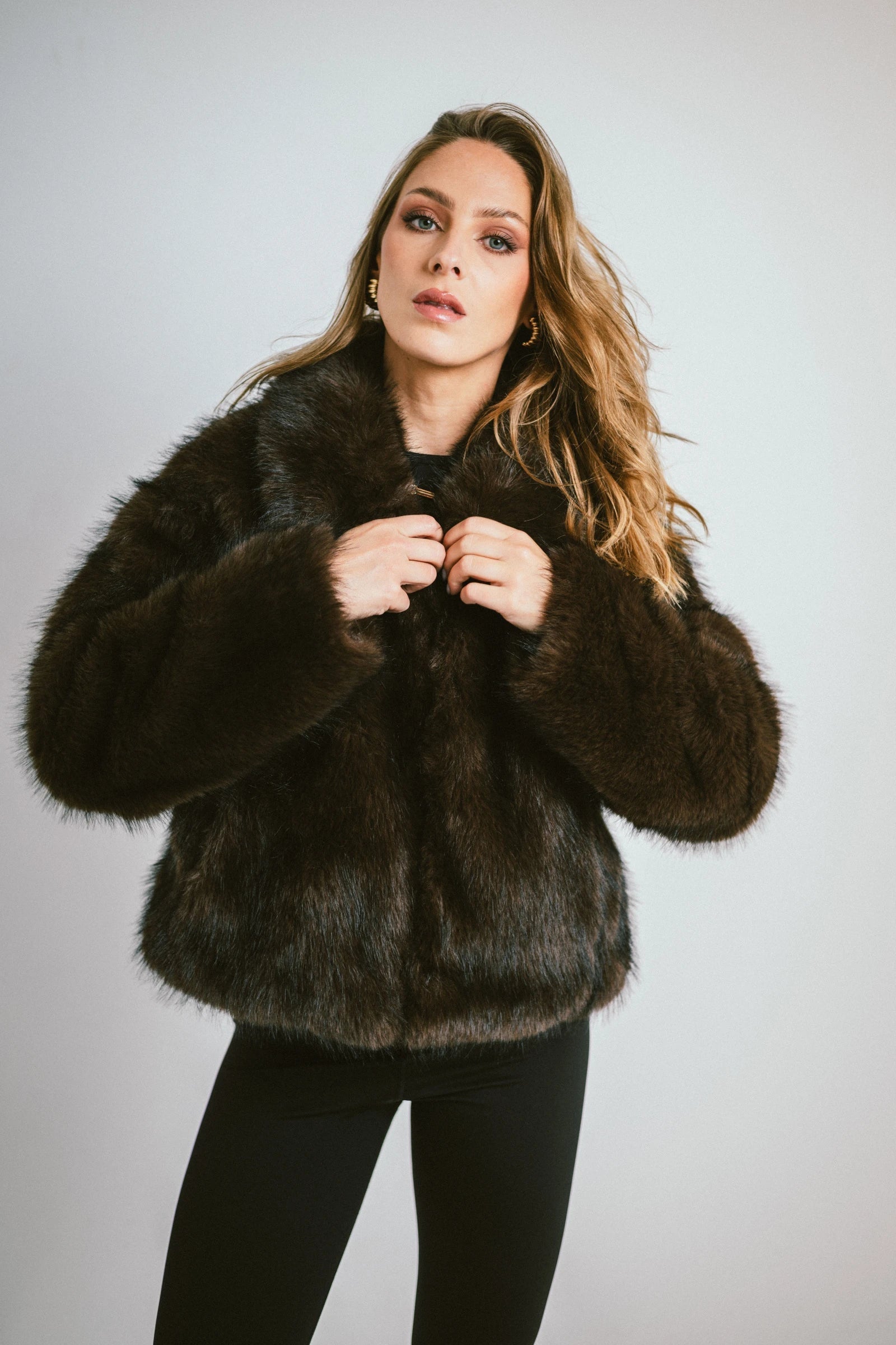 ASTORIA – Short premium faux fur jacket with a wide collar