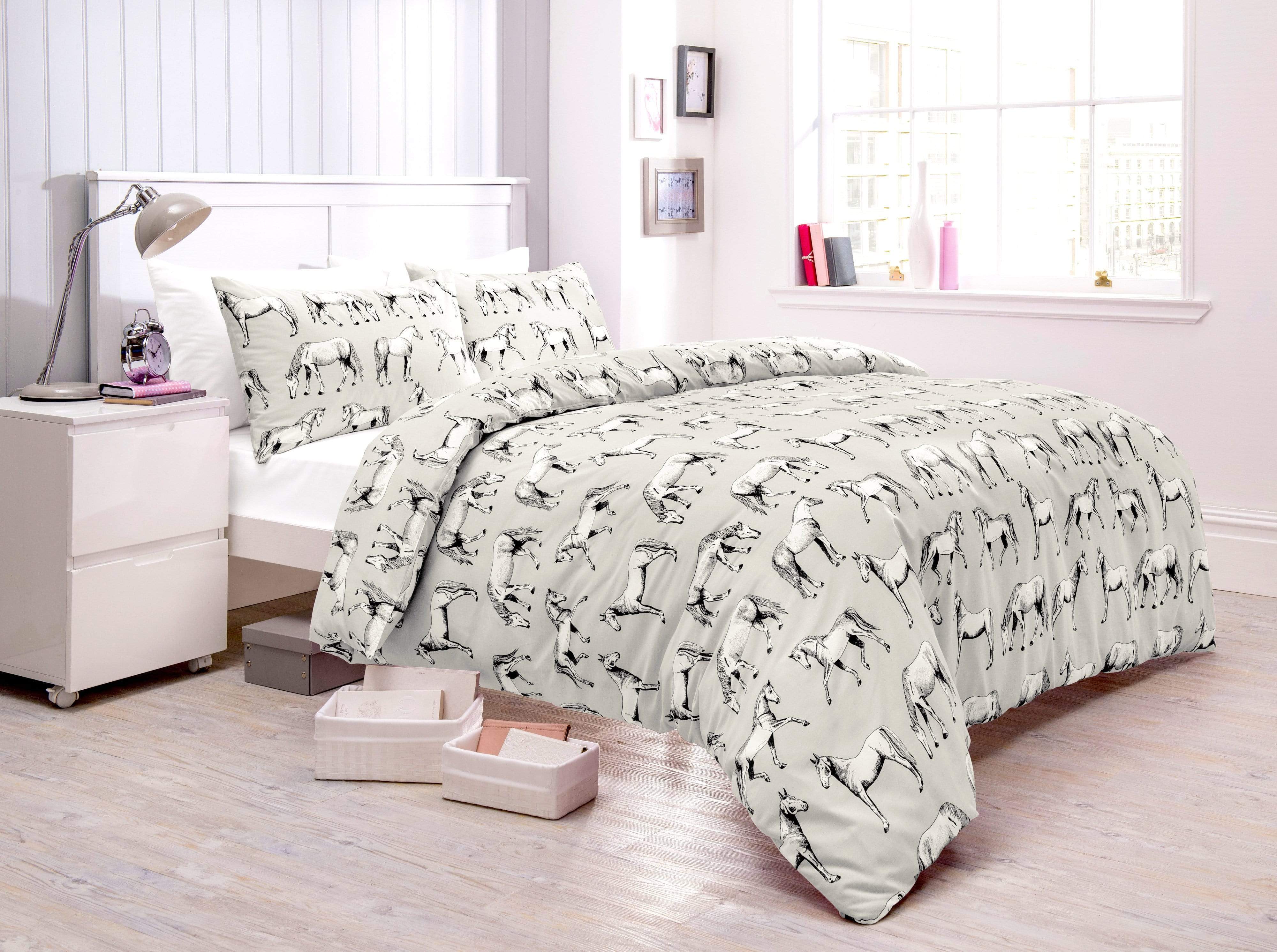 Horses Design Cotton Rich Duvet Set with Bold Colours and Luxurious Comfort Elegant Breathable Durable Bedding with Pillow Cases Available in Single and Double Sizes by OLIVIA ROCCO