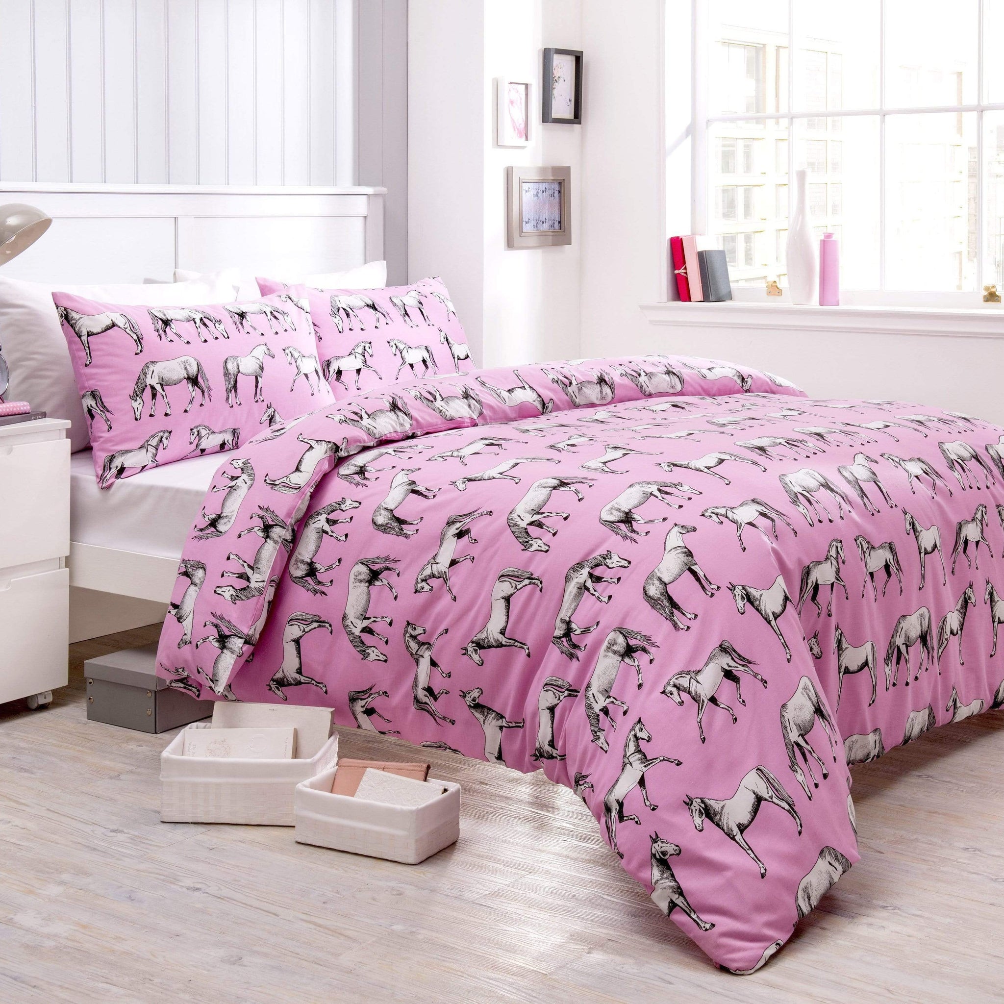 Horses Design Cotton Rich Duvet Set with Bold Colours and Luxurious Comfort Elegant Breathable Durable Bedding with Pillow Cases Available in Single and Double Sizes by OLIVIA ROCCO