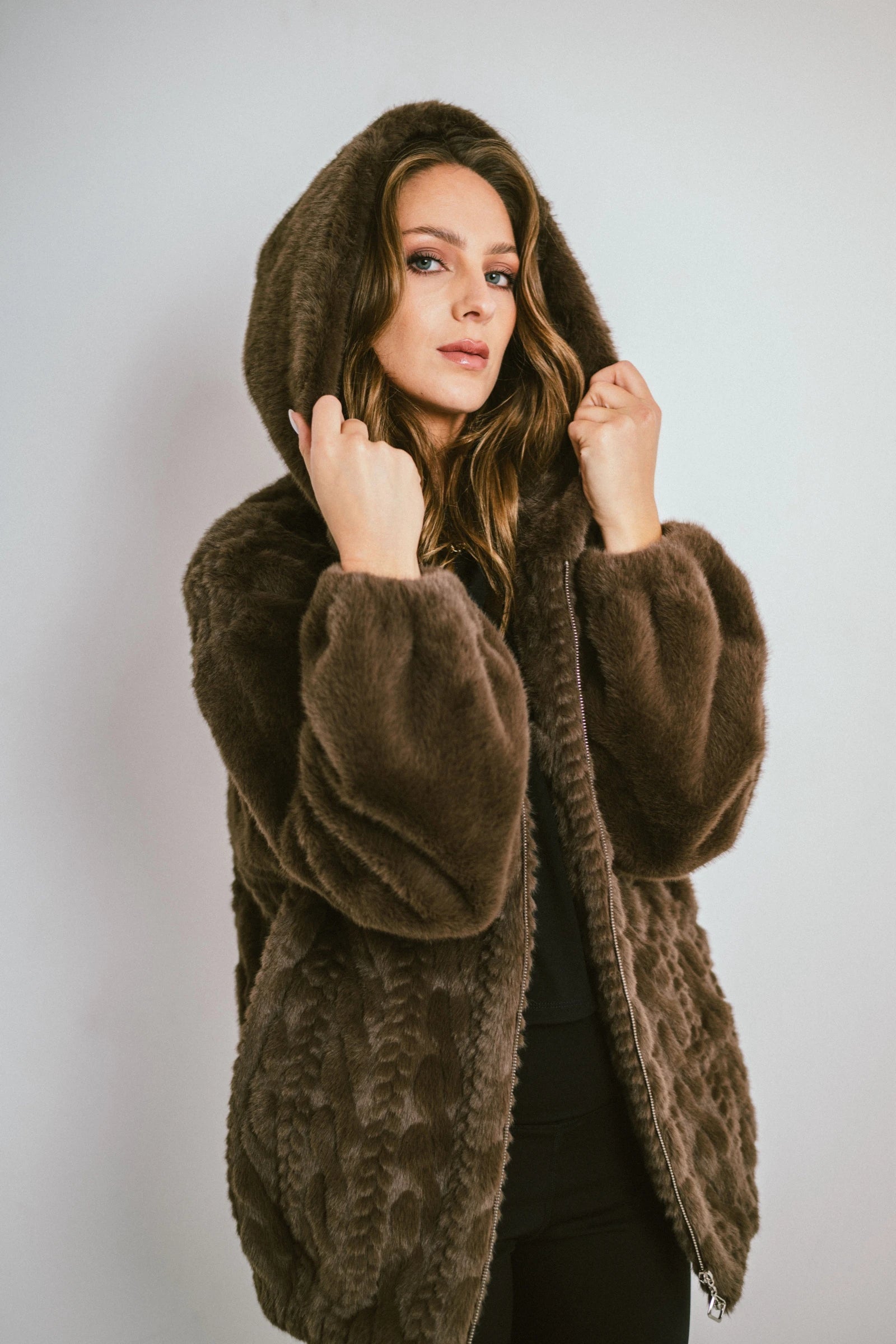 ARLENA – Short faux fur jacket with hood