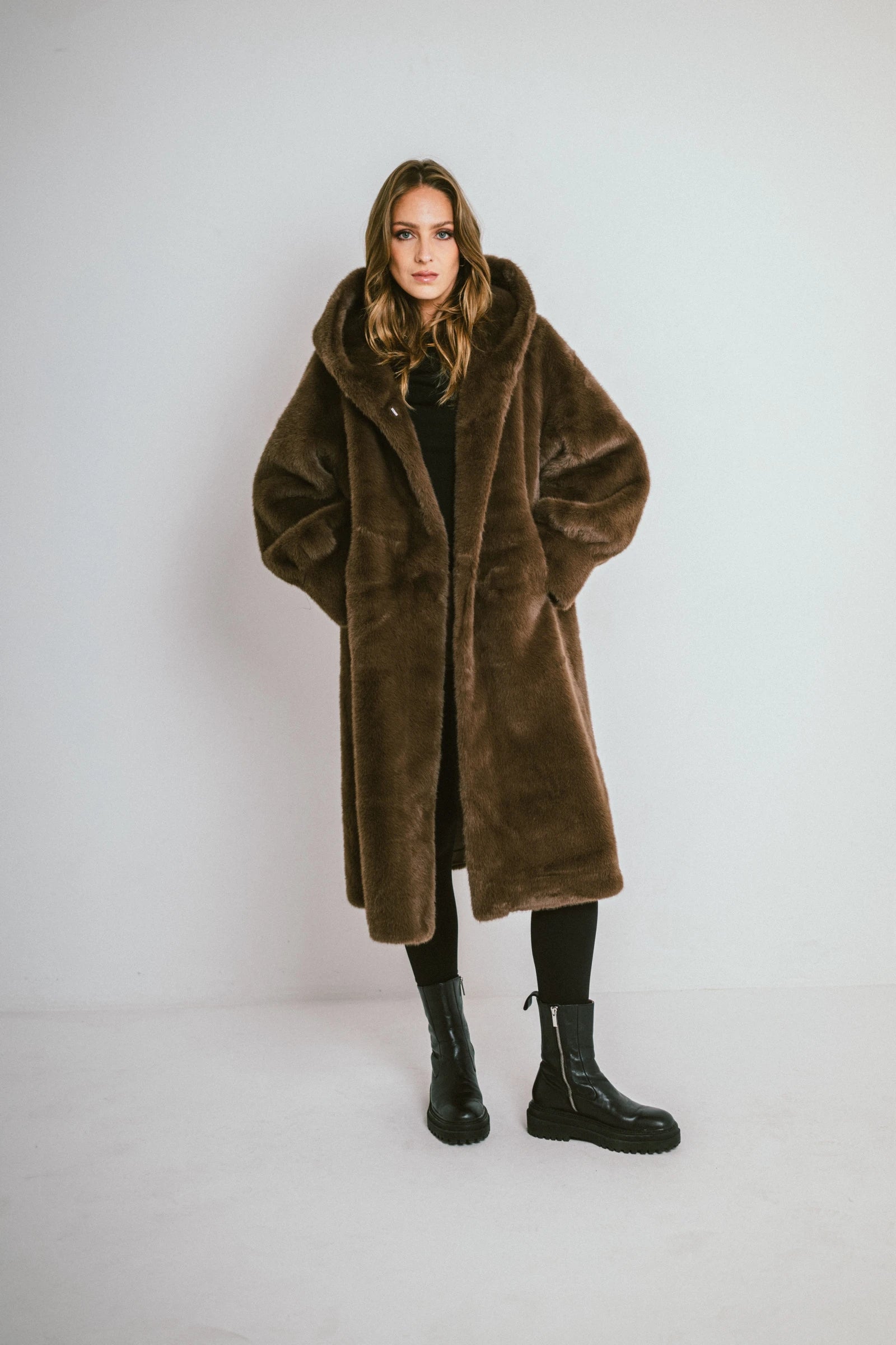 AURA – Long hooded coat in premium faux fur