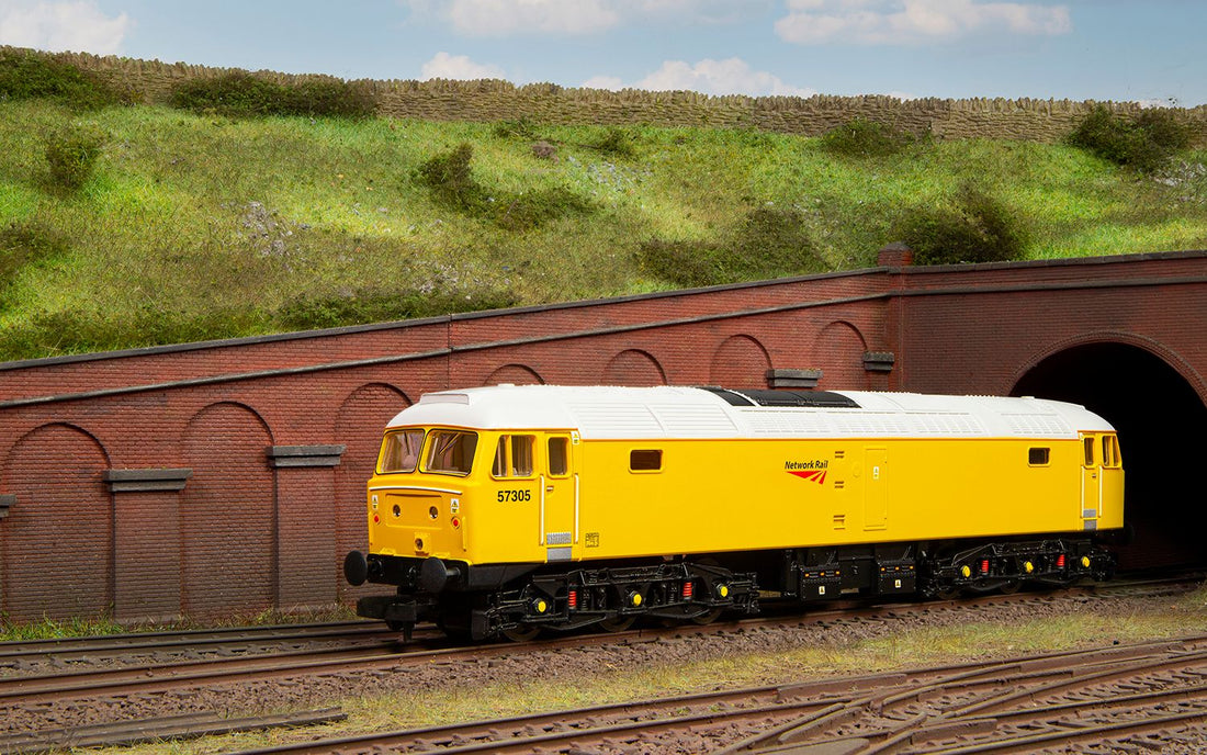 Hornby R30043 RailRoad Network Rail, Class 57, Co-Co, 57305 Diesel Locomotive - Era 11