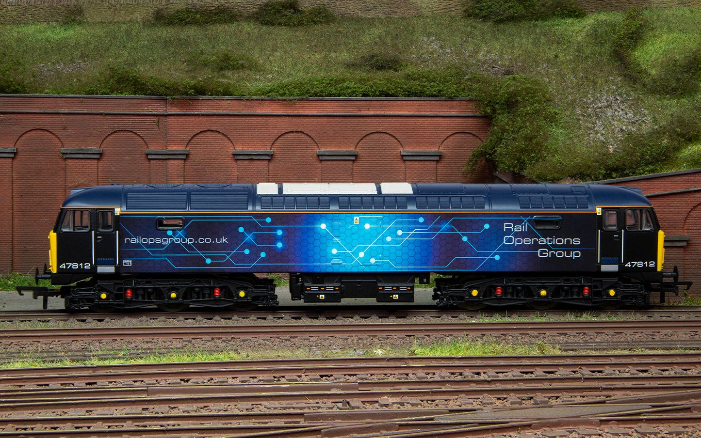 Hornby R30046 RailRoad Plus ROG, Class 47, Co-Co, 47812 Diesel Locomotive - Era 11