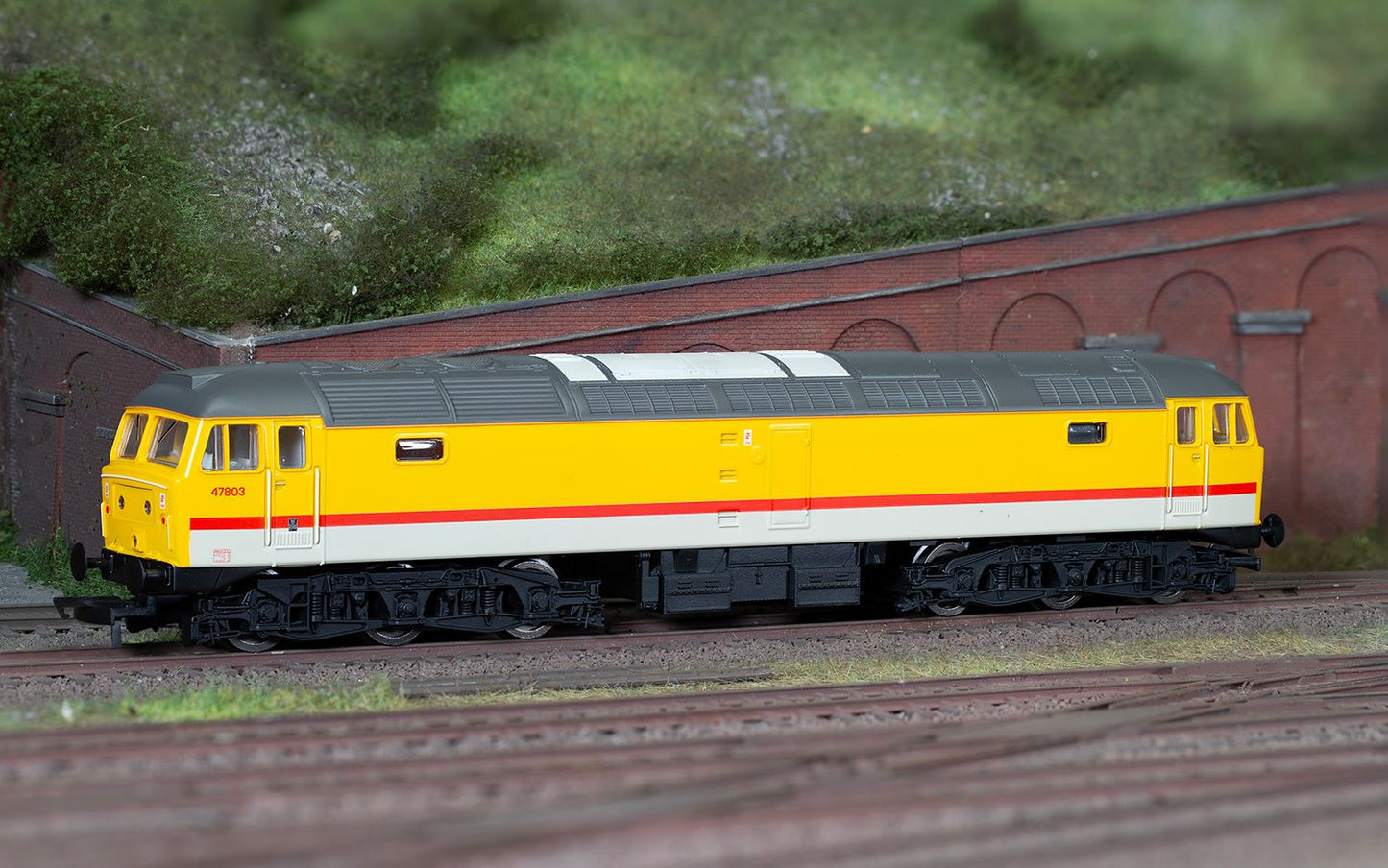 Hornby R30186 RailRoad Plus BR Infrastructure, Class 47, Co-Co, 47803 Diesel Locomotive - Era 8
