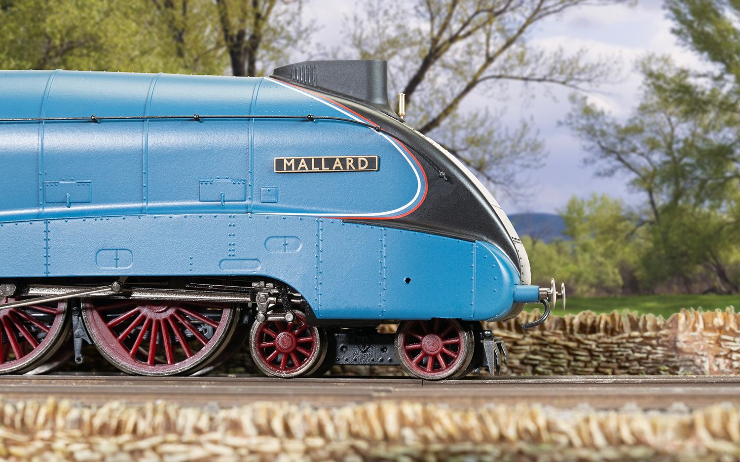 Hornby R3371 RailRoad LNER, A4 Class, 4-6-2, 4468 ‘Mallard’ Steam Locomotive - Era 3